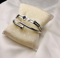 PACK OF 2 LUXE SILVER CLOVER D-NAIL