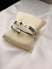 PACK OF 2 LUXE SILVER CLOVER D-NAIL